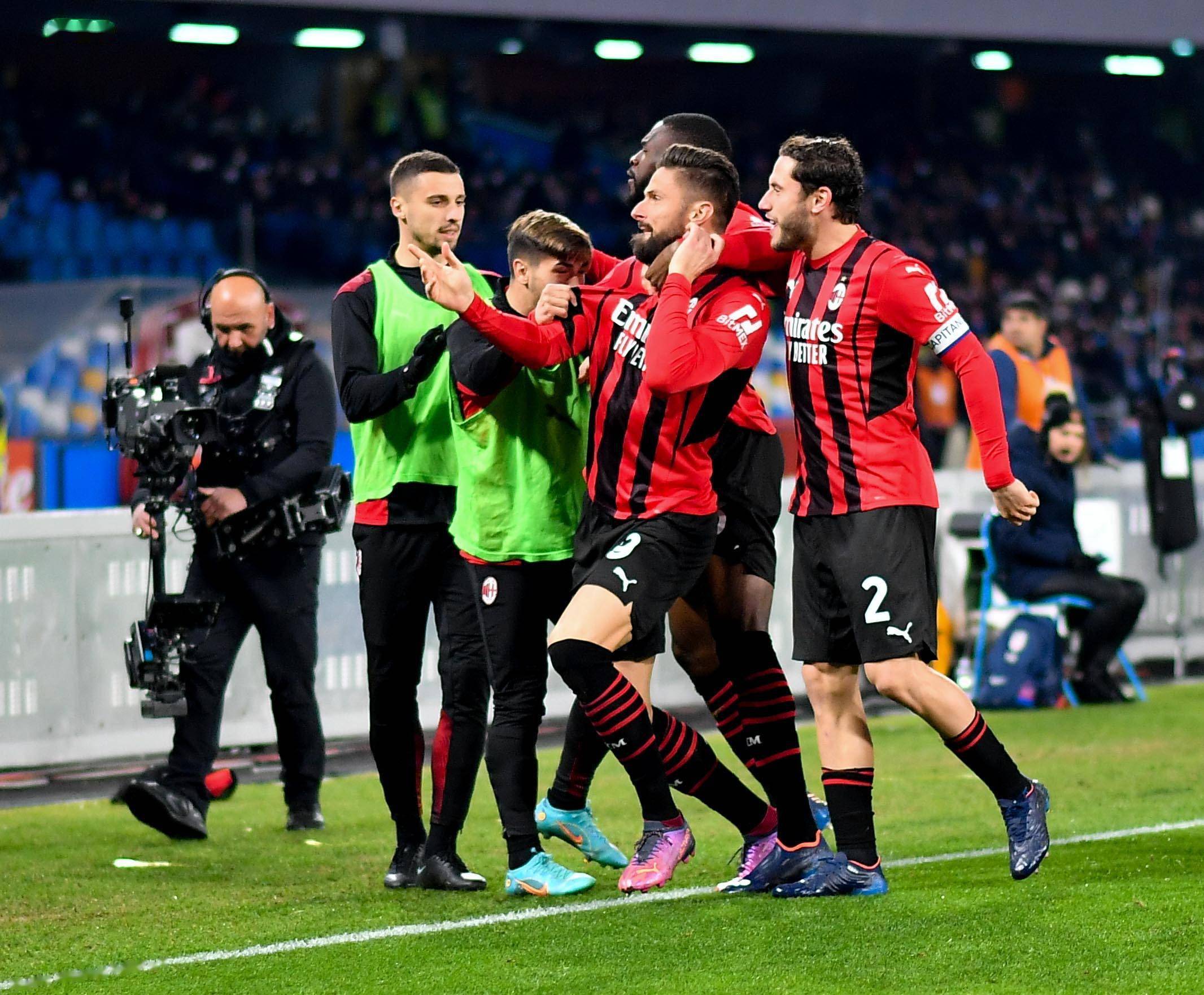 爱游戏登录入口-包含AC米兰球员集体庆祝胜利，展现团队凝聚力的词条