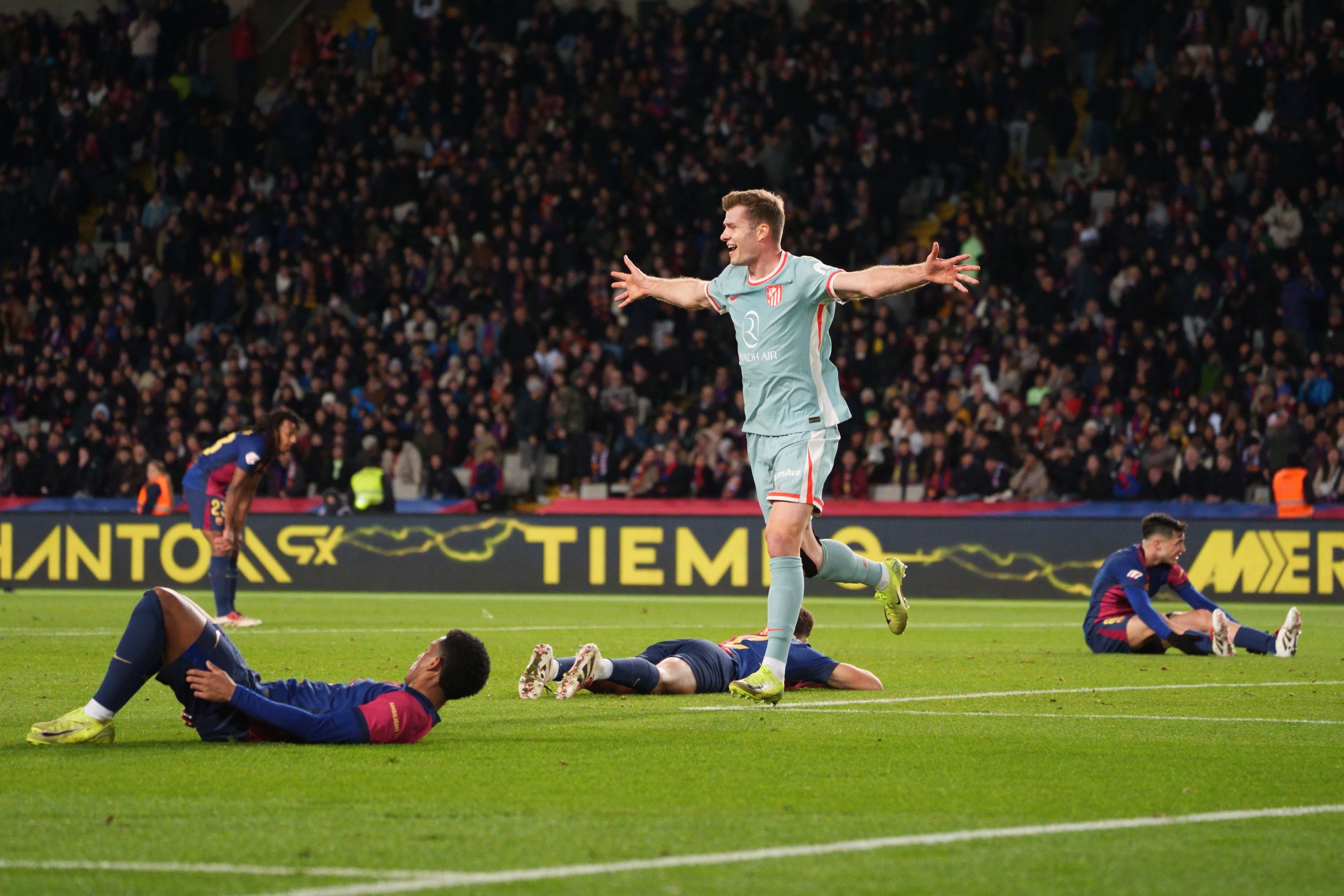 包含萨索洛主场大胜，零封对手获得胜利的词条