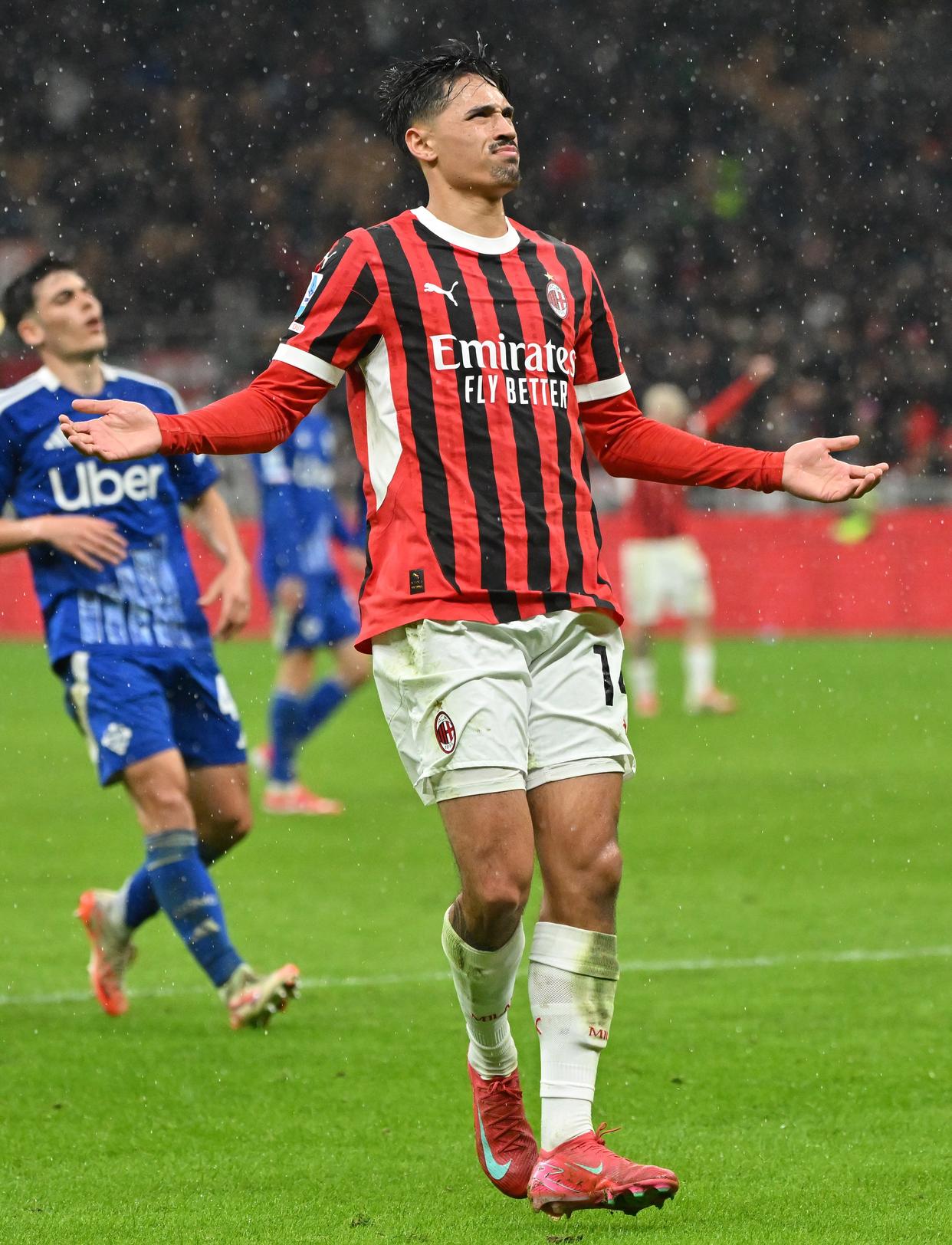 意甲豪门米兰双雄争霸,胜负悬念引人关注 意甲豪门米兰双雄争霸,胜负悬念引人关注