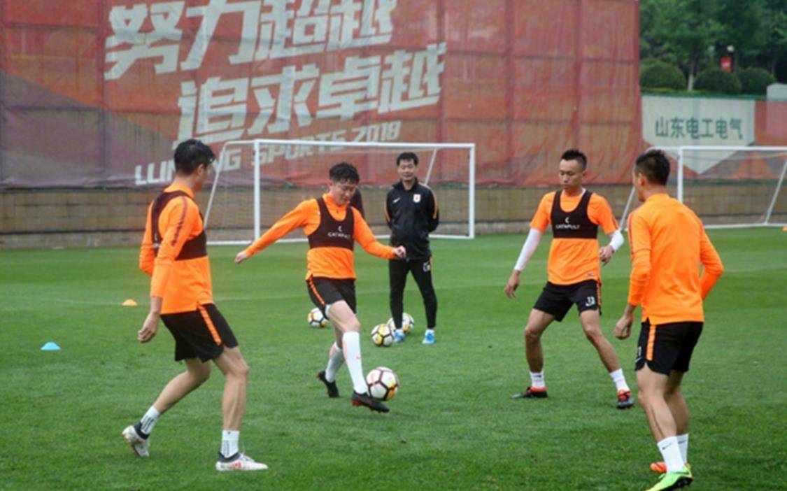 爱游戏体育直播-包含上港战平鲁能，仍有望冲刺联赛前四的词条