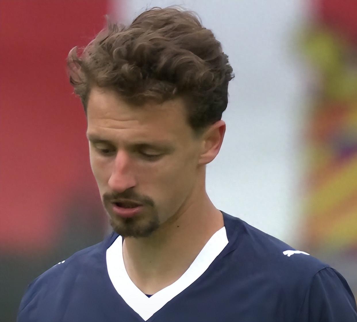 包含荷甲球队惊险晋级，上演经典逆转的词条