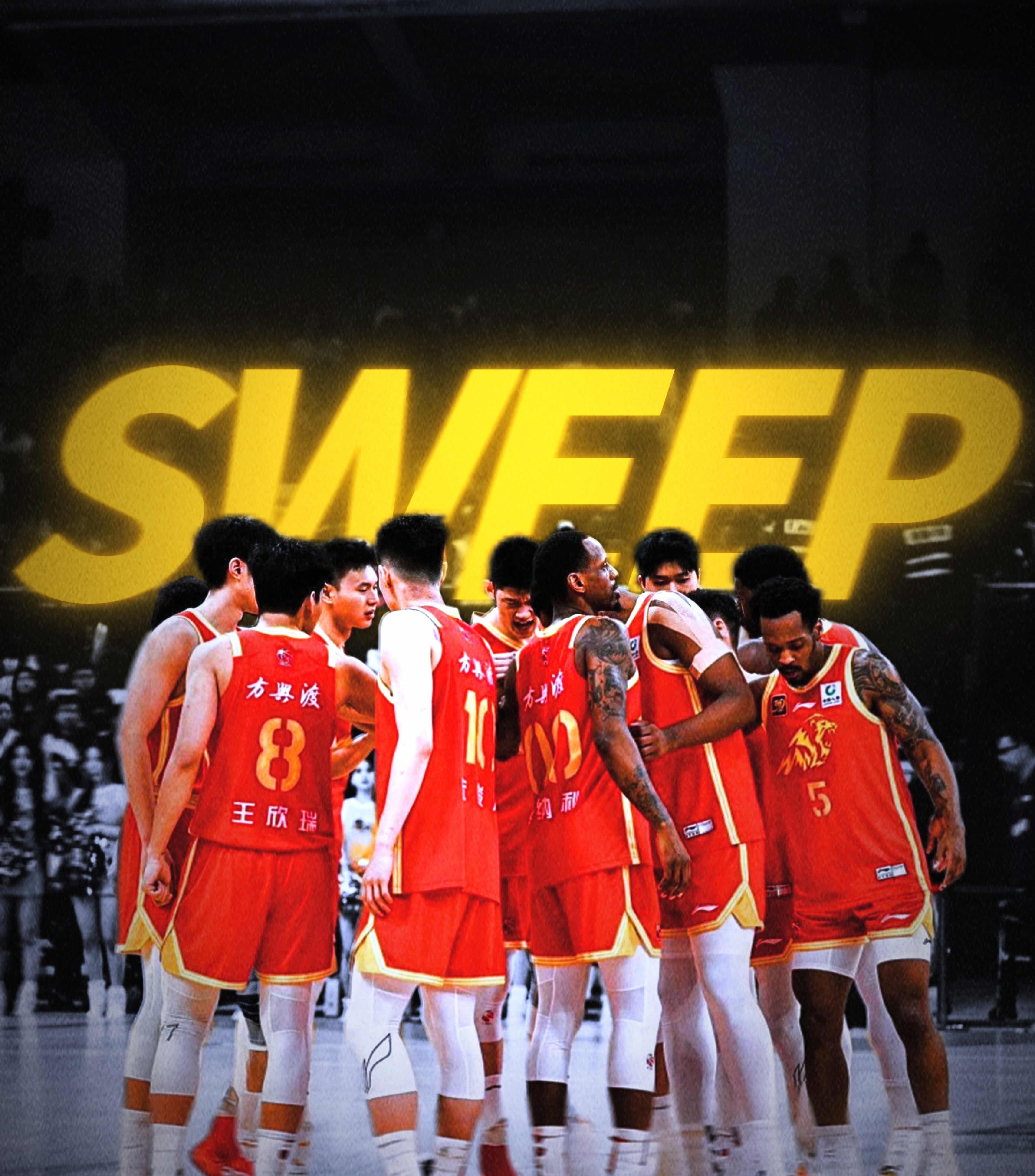 队员拼尽全力,为了赢得CBA比赛而努力拼搏 队员拼尽全力,为了赢得CBA比赛而努力拼搏