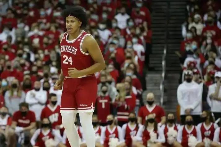 爱游戏官网-篮球名宿教授年轻球员突破技巧