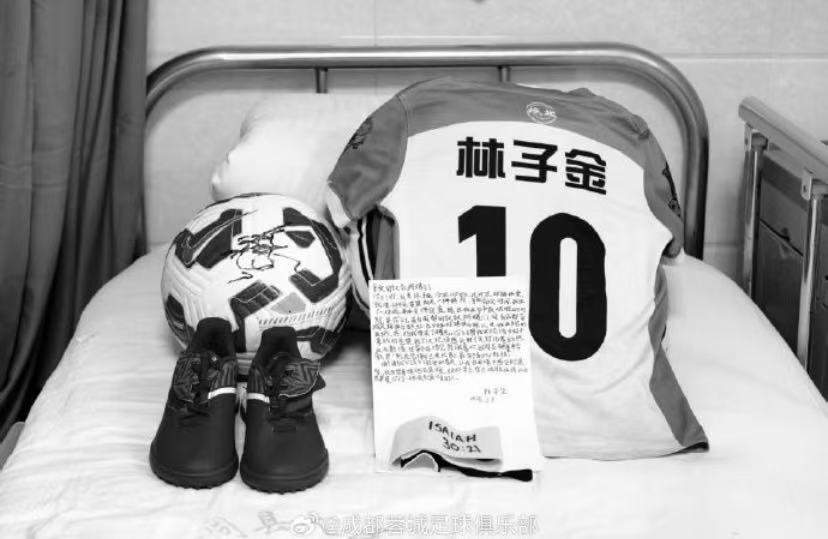 足球赛季结束后球迷思念比赛感人