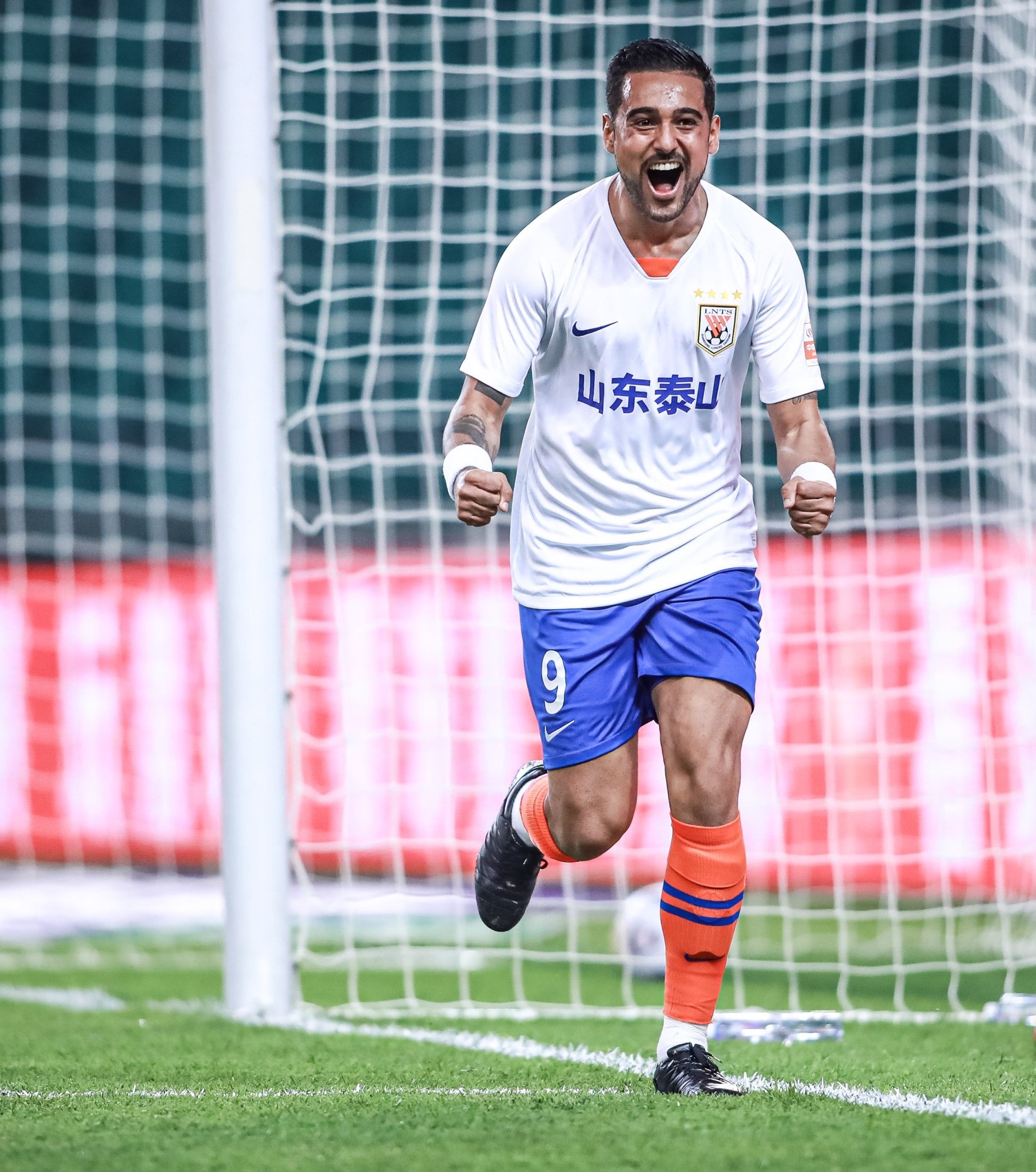 爱游戏官网-萨索洛新秀崭露头角，引来多家豪门追捧