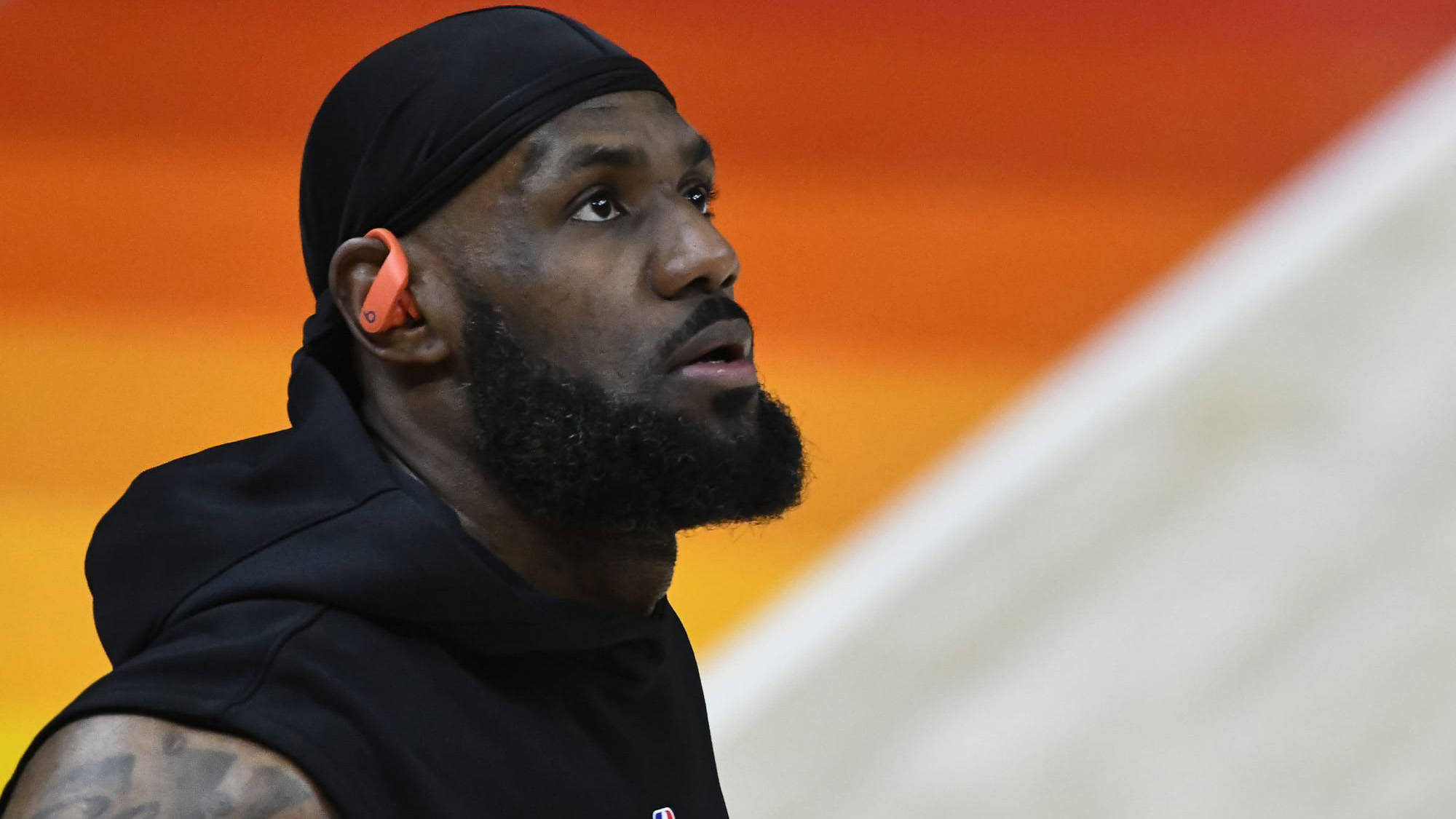 爱游戏app-包含关键战役引发球迷热议，每场比赛牵动人心的词条