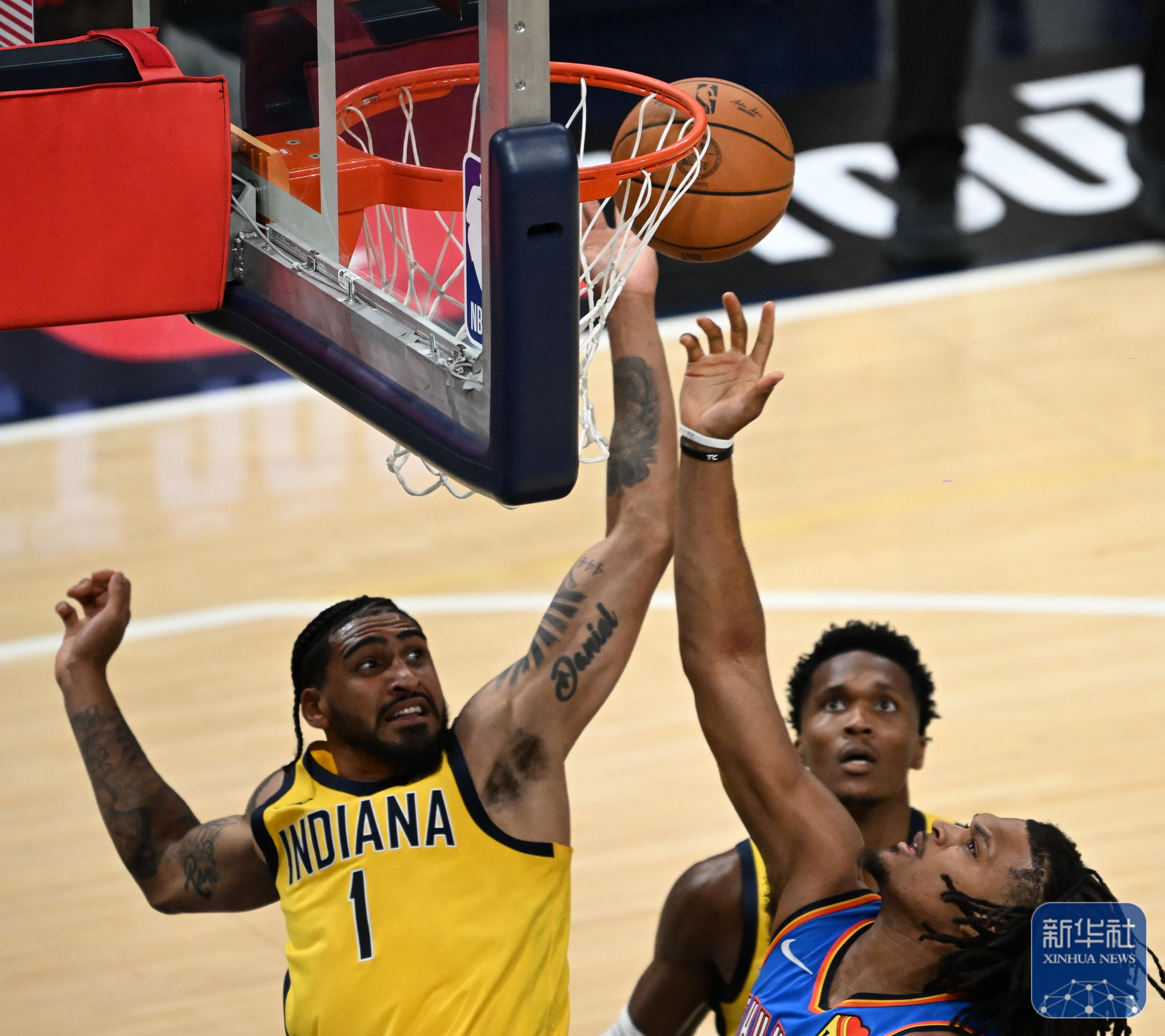 篮球赛场上对决激烈，胜者领先一步