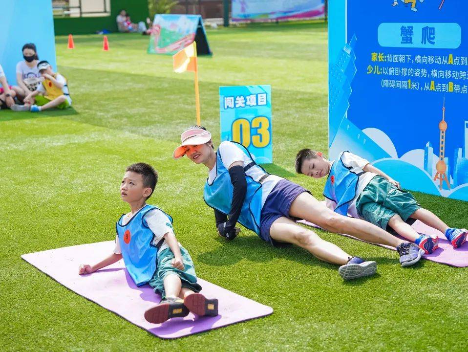 铁人三项比赛选手协作默契,成功闯关的简单介绍 铁人三项比赛选手协作默契,成功闯关的简单介绍